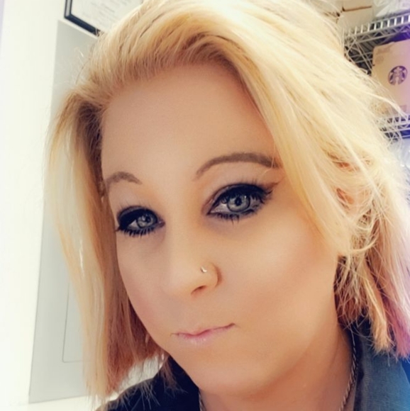 Meet your Posher, Kristin - Picture 1 of 2